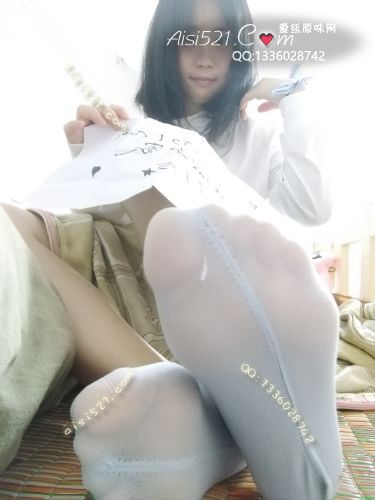 每个人的体味都不一样,有打算试试我的么,来自我文静又调皮的脚丫原味丝袜|袜类臭船袜