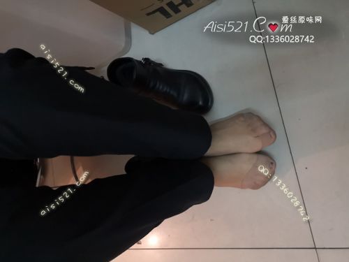 原味丝袜|袜类,臭短丝袜,致命臭(此活动MM随机,不能指定)——2018年11月中下旬顾客【双11买2赠1活动火爆订购】(导购14美女-臭咖啡丝)现收足底实拍