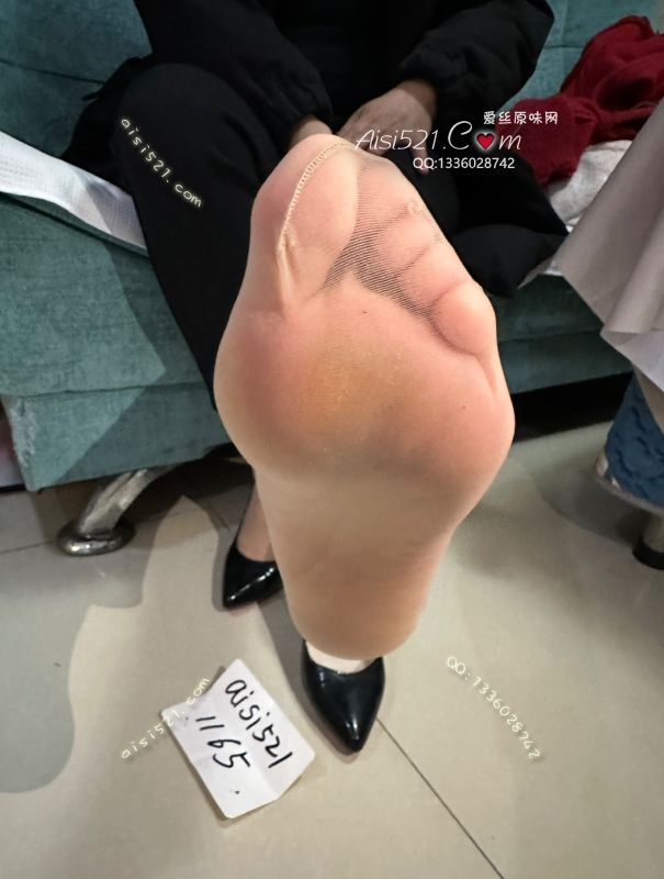 职场魅力(此活动2双起订,免费拍图)服装店女老板 高冷的御姐,每天穿短丝袜,脚是真的臭,这双肉色鞋子脱掉把我熏住了,带口罩都透过来的酸臭味,喜欢重口的看过来了,抓紧了原味丝袜|袜类臭短丝袜