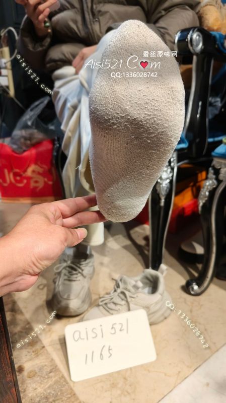 花艺店女老板，41码性感脚型，袜子味道纯酸，每天工作体力消耗较大出汗多原味丝袜|袜类臭棉袜