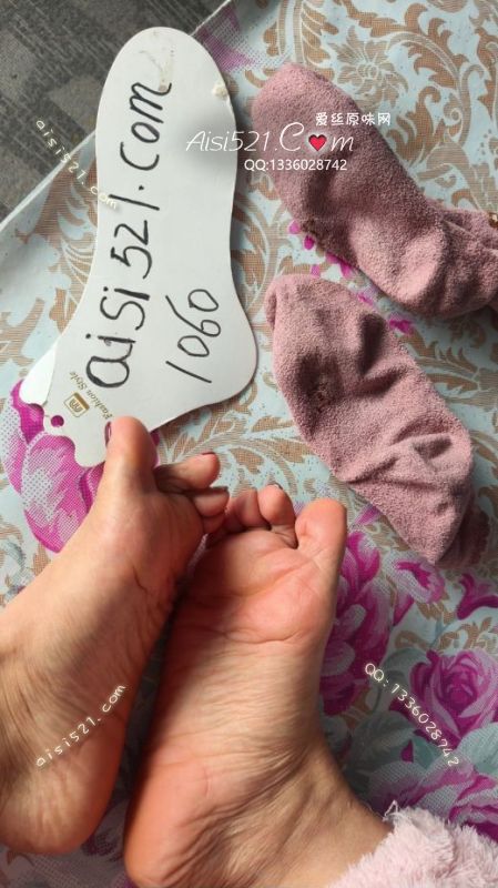 酸臭重口味毛巾袜断断续续穿了一个半月庞臭无比酸爽正点，无可替代的味道脚泥脚汗这雪地靴里走了十万八千里户外直播每天三小时，毛巾袜爆浆发硬汉渣干后袜子可以立起来。酸爽庞臭包你满意!熏死贱狗的味道重口味下单原味丝袜|袜类臭棉袜