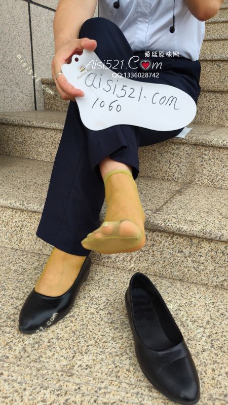 原味丝袜|袜类,臭短丝袜,主打一个过肺酸爽庞臭，顶级生活离不开顶级过肺绿丝，脚尖加固锁味持久，这款工作鞋不透气，大汗脚在里面走路后胶黏，里面酸爽庞臭脱掉冒烟，果绿色的清爽夏天的质感加之酸爽庞臭的味道回去套在狗懒子上开爽宝子们