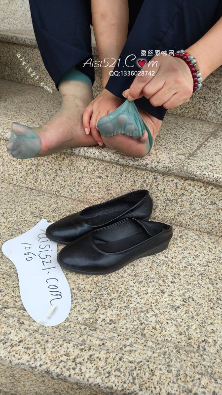 炎热的夏天，一款顶级过肺的薄荷绿短丝，穿五天，汗水一遍遍浸透在职业鞋子里面，每天穿工作鞋上班简直可以做臭豆腐原浆了。狗子们，赶紧下单把此物套在几把上放在鼻子上尽情的享受吧！下单真空包装，熏死贱狗一款极,原味丝袜|袜类臭短丝袜