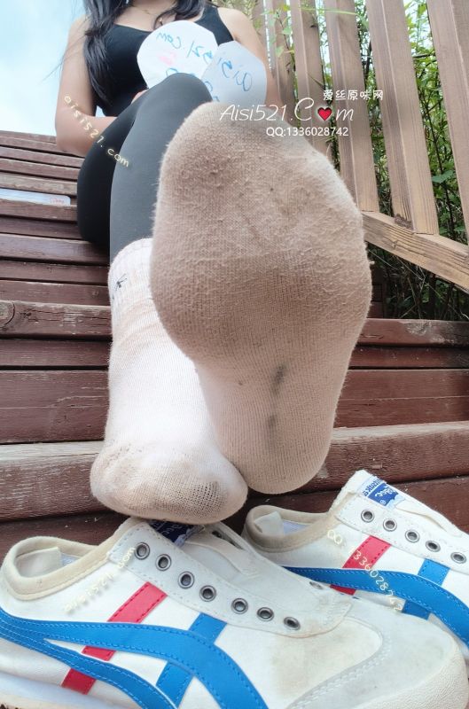 好像还是第一次在户外拍。粉色的袜子能穿到这种程度真的是太绝了。爬山穿的哟。原味丝袜|袜类臭棉袜