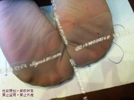 原味丝袜|袜类,臭短丝袜,致命臭(此活动MM随机,不能指定)——2013-10-20日顾客订购2双餐厅MM工作丝袜现收足底实拍【王牌汗脚妹,臭到头发晕】(肉丝),不可选择MM,免费附带无水印高清收购足底实拍图。