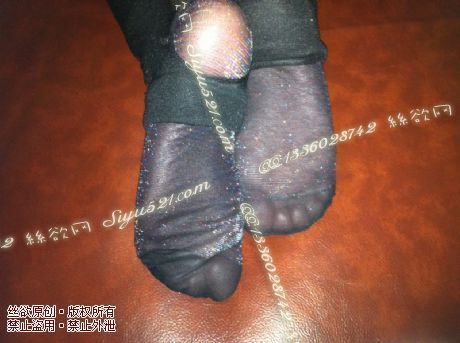 原味丝袜|袜类,臭短丝袜,致命臭(此活动MM随机,不能指定)——2013-10-27日顾客订购烤肉店包房MM工作丝袜现收足底实拍(珠光丝),不可选择MM,免费附带无水印高清收购足底实拍图。