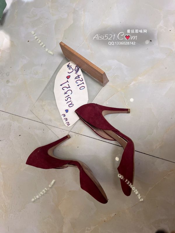 【臭鞋一双】深深一嗅脑子麻， 再闻一口贱骨酥。 后跟那块最猛烈， 八小时闷成酸缸。 贱狗鼻子贴上去，原味女鞋|鞋类凉鞋拖鞋