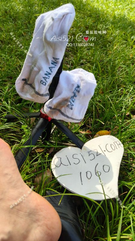 新鲜出炉棉袜大汗脚在十年的加毛战靴里一如既往地每天走播三小时。五天已经臭的不行了，太臭了，酸爽臭这感觉一口让你秒起，狗狗们，回味无穷锁味持久的一款棉袜，下单秒原味丝袜|袜类臭棉袜