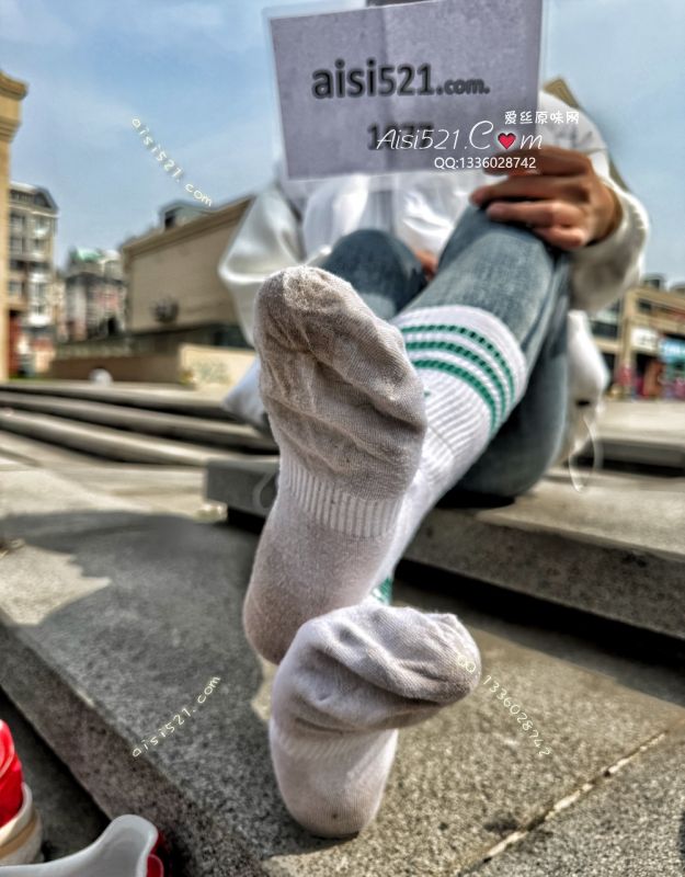 原味丝袜|袜类,臭棉袜,极致臭～『三叶草绿色白棉袜』闻起来有点儿酸臭味瞬间熏到辣眼睛的程度！