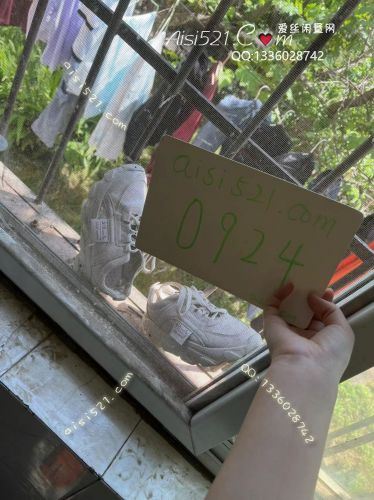 同学穿了几年鞋尖有点开胶的运动鞋＋袜子原味盲盒原味盲盒